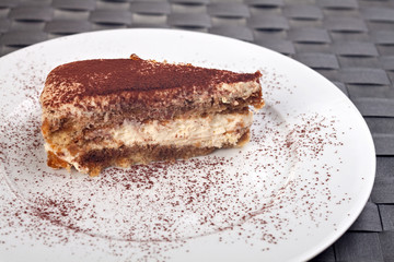 Tiramisu-Kuchen auf einem weißen Teller