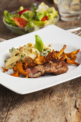 Steak mit Pfifferlingen und Nudeln