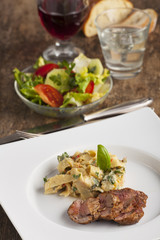 Steak mit Pfifferlingen und Nudeln