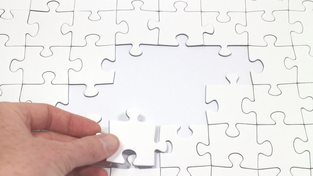 ein Puzzle wird zusammengesetzt