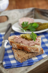Krustenbrot mit Leberwurst