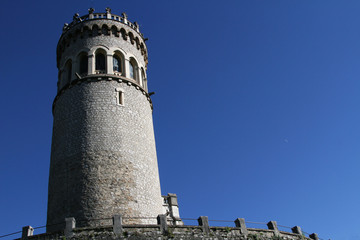 La Tour d'Avallon et ses remparts