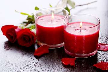 Obraz na płótnie Canvas Piękne romantyczne czerwone świece z kwiatami, z bliska
