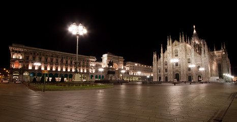 Fototapeta na wymiar Piazza Duomo Milan