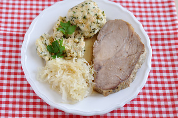 Schweinebraten mit Knödel und Sauerkraut
