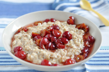 Haferbrei mit Kirschen