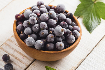 Frosen blackberries in bowl