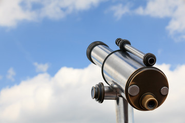 Fernrohr vor Himmel mit Wolken