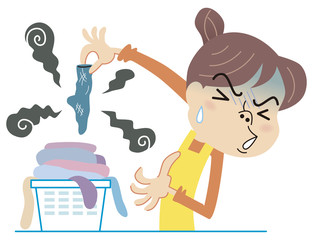臭い洗濯物に悶絶する主婦