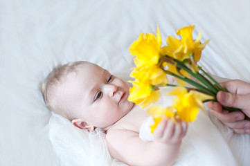 Obraz na płótnie Canvas portrait of beautiful baby girl with flower