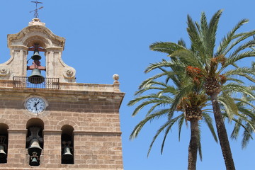 Kirche mit Palmen