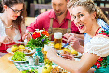 Leute imit Tracht in Restauran in Bayern © Kzenon