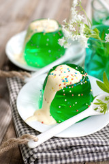 Dessert mit Waldmeister