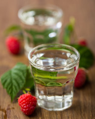 Klarer Himbeerschnaps mit Himbeeren