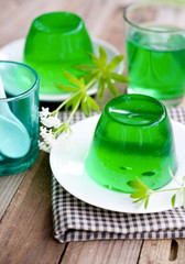 Dessert mit Waldmeister