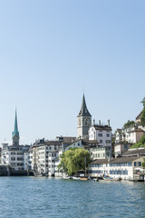Fototapeta premium Kirchtürme und Altstadt von Zürich an der Limmat, Schweiz