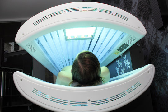 Frau im Solarium