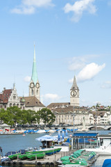 Obraz premium Zürich, Limmat mit Bootsverleih, historischen Gebäuden, Schweiz