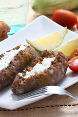 Salsiccia arrosto e tzatziki
