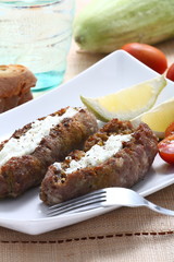 Salsiccia arrosto e tzatziki