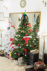 Fototapeta na wymiar Christmas tree and fireplace in the living room
