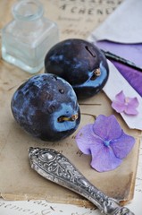 Pflaumen und Tintenfass