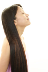 Naklejka premium 笑顔のロングヘアの女性