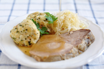 Schweinebraten mit Knödel und Sauerkraut