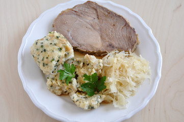 Schweinebraten mit Knödel und Sauerkraut