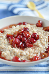 Haferbrei mit Kirschen