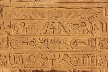 Fototapeta na wymiar Starożytne hieroglify na ścianach Karnak kompleks świątynny, Lux