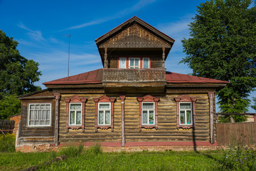 Fototapeta na wymiar Старый деревянный дом