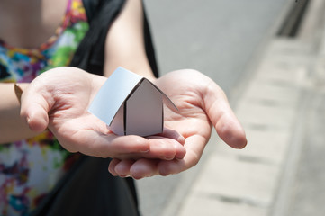 ミニチュアの白い家