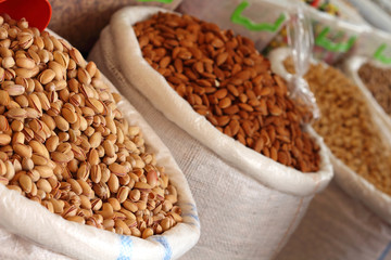 frische nüsse vom wochenmarkt