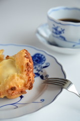 ホットコーヒーとシュークリーム