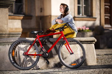 Fototapeta na wymiar Urban biking - teenage girl and bike in city