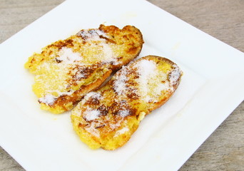 pain perdu,dessert sucré dans assiette