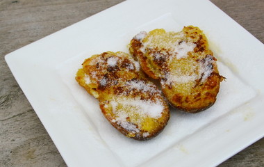 pain perdu,dessert sucré dans assiette
