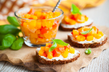 toast with pumpkin chutney