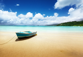 Fototapeta na wymiar łód¼ na plaży Wyspa Mahe, Seszele