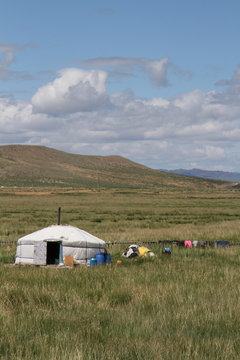 Une yourte mongole dans un paysage de steppe