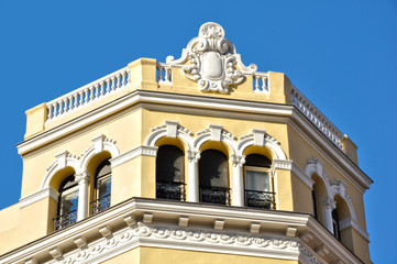 Fototapeta na wymiar Calle Goya, Madryt, stylowe budynki, wieża