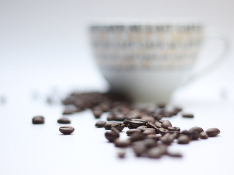 Kaffeetasse mit Bohnen