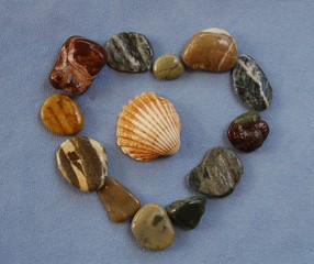 Herz aus Stein mit Muschel