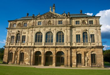 Fototapeta na wymiar Palais Großer Garten Dresden - seite