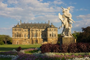 Palais im Großen Garten Dresden mit Statue
