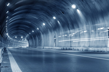 Abstracte auto in het tunneltraject