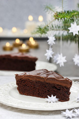 Fototapeta na wymiar Kawałek ciasto czekoladowe w White Christmas tabeli ustawienie