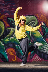 Obraz na płótnie Canvas Young woman dancer