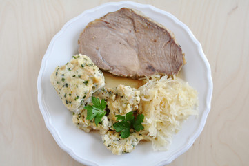 Schweinebraten mit Knödel und Sauerkraut